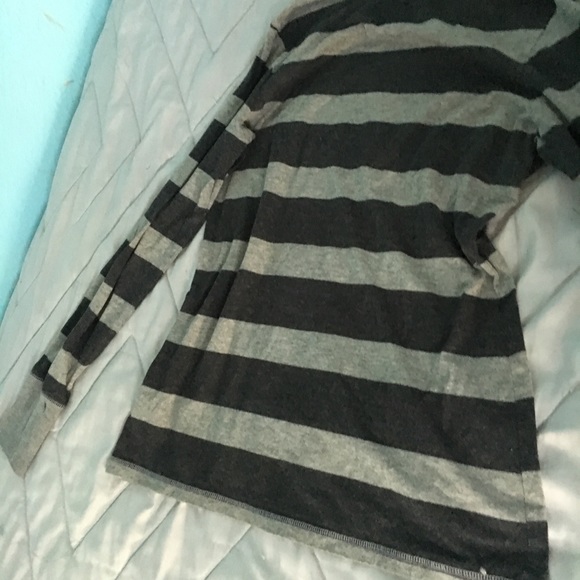 Gray and black long sleeve shirt - Picture 4 of 4